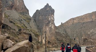Kayseri'deki Soğanlı Vadisi'nde kaya kopması yaşanan alanda çalışma başlatıldı