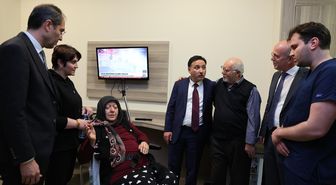 Kayseri Valisi Çiçek, hastanede tedavi gören şehit annesini ziyaret etti