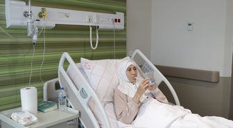 Kazakistanlı kadının karnından yaklaşık 45 santimetrelik tümör çıkarıldı