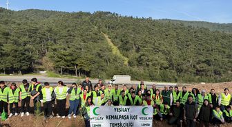 Kemalpaşa'da öğrenciler 200 fidanı toprakla buluşturdu