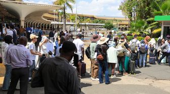 Kenya'da havalimanı çalışanlarının grevi ikinci gününde yüzlerce yolcuyu mağdur etti