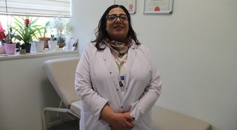 Kıbrıs'ta Türk askerinin çocukken enkazdan çıkardığı doktor, vefa borcunu hastalara bakarak ödüyor