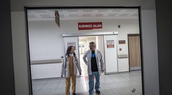 'Kıdemli-çömez' tartışması evlilikle biten doktorlar acilde hayat kurtarıyor