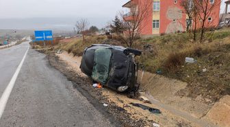 Kırıkkale'de şarampole devrilen otomobilde hasar oluştu