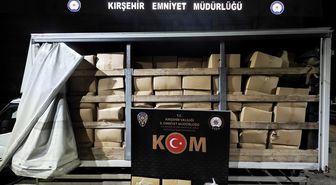 Kırşehir'de kamyon kasasında 3,4 ton kıyılmış tütün ele geçirildi