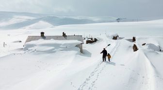 Kışın boşalan köyde 9 yıldır yalnız kalan çift, zorluklara birlikte göğüs geriyor
