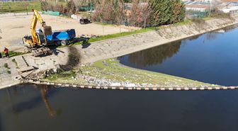 Kocaeli Büyükşehir Belediyesi, atıkları İzmit Körfezi'ne ulaşmadan engelliyor