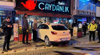 Kocaeli'de kontrolden çıkan otomobilin kafeteryaya girdiği kazada 2 kişi yaralandı