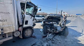 Kocaeli'de otomobille kamyonetin çarpışması sonucu 2 kişi yaralandı