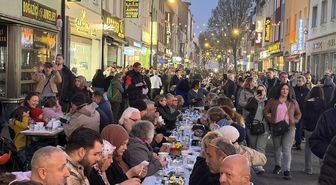 Köln'de Türkler ve Almanlar sokak iftarında bir araya geldi