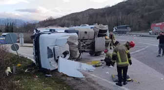 Kontrolden çıkan kuru beton tankeri refüje devrildi; 1 yearalı