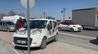 Konya'da hafif ticari araca çarpan motosikletli kurye öldü