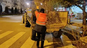 Konya'da şiddetli rüzgar araçlara ve binalara zarar verdi