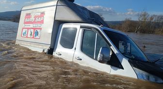 Bursa'da Çapraz Çayı'nın taşmasıyla Harmanlı kara yolu ile Harmanlı Köprüsü ulaşıma kapandı