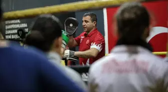 KÜÇÜK YAŞ, BÜYÜK SUÇ - Kick boksçu muhtar çocukları spora yönlendiriyor