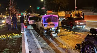 Küçükçekmece'de zincirleme trafik kazasında 2 kişi yaralandı