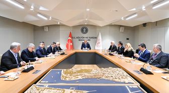 Kültür ve Turizm Bakanı Mehmet Nuri Ersoy, AKM'de yapımcılarla bir araya geldi Açıklaması