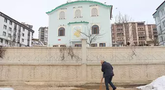 'Kuşlar aç kalmasın' diye kışın 10 ton hububatı doğaya bırakıyor