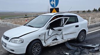 Kütahya'da 2 otomobilin çarpıştığı kazada 2 kişi yaralandı