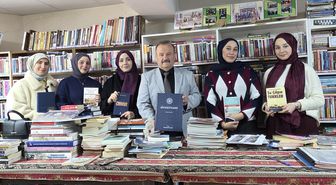 Kütahya'da gönüllü üniversitelilerden ilkokul öğrencilerine kitap hediye edildi
