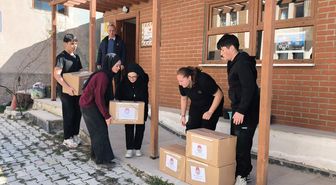 Kütahya'da lise öğrencileri harçlıklarıyla ihtiyaç sahipleri için ramazan kolileri hazırladı