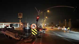 Kütahya'da trafik lambasına çarparak devrilen otomobilin sürücüsü yaralandı
