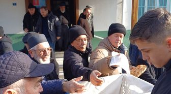 Lapseki'de ortaokul öğrencileri vatandaşlara pide ikram etti