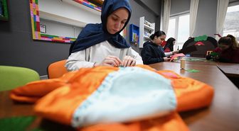 Liselilerden oluşan tiyatro grubu köy okullarında sahne alıyor