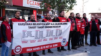 Maaşlarının düzenli yatırılmasını isteyen Karşıyaka Belediyesi işçilerinden protesto