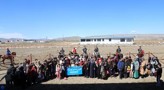 Malatya'da atlı cirit sporcuları otizmli çocuklar için gösteri yaptı