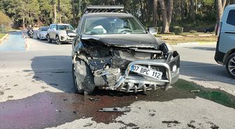 Manavgat'ta iki otomobilin çarpışması sonucu 2 kişi yaralandı