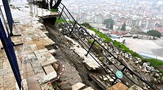 Manisa'da Ağlayan Kaya-Spil Dağı Milli Parkı yolu trafiğe kapatıldı