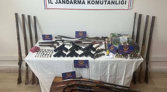 Manisa'da evinde çok sayıda silah ele geçirilen şüpheli yakalandı