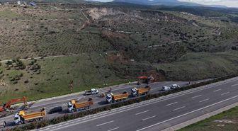 Manisa'da toprak kaymasının olduğu İstanbul-İzmir Otoyolu'ndaki çalışmalar sürüyor