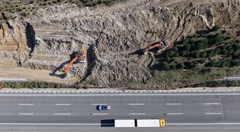 Manisa'da toprak kaymasının olduğu İstanbul-İzmir Otoyolu'nda çalışmalar sürüyor