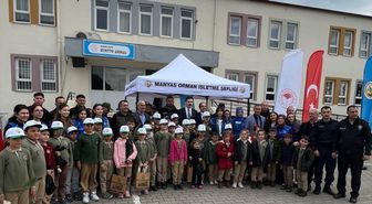 Manyas'ta öğrencilere fıstık çamı fidanı dağıtıldı