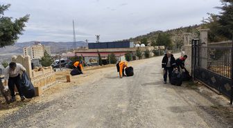 Mardin'de bayram öncesi mezarlıklarda temizlik çalışması yapıldı