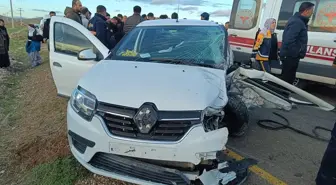 Mardin'de hafif ticari araç ile otomobilin çarpıştığı kazada 6 kişi yaralandı