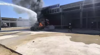 Mardin'de park halindeki tırın çekicisi yandı