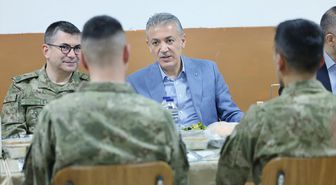 Mardin Valisi ve Büyükşehir Belediye Başkan Vekili Akkoyun askerlerle iftar yaptı
