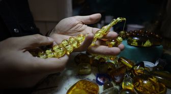 Mardinli 'Sofi Usta' tespih tanelerinin içine sembol camileri işliyor