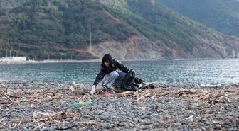 Marmaris'te fırtınanın sahile sürüklediği atıkları gençler topladı