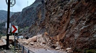 Mersin-Antalya kara yolunda heyelan meydana geldi
