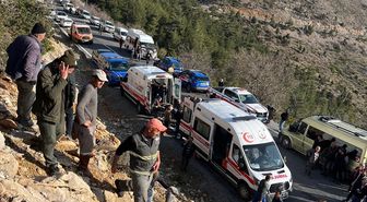 Mersin'de tarım işçilerini taşıyan minibüsün şarampole yuvarlanması sonucu 2 kişi öldü, 12 kişi yaralandı