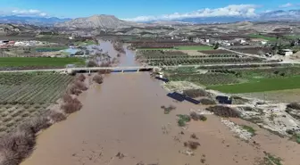 Mersin'deki Göksu Irmağı'nın artan debisi tarım alanlarına zarar verdi