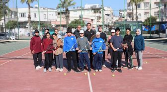 Mersin'in Akdeniz ilçesinde gençler için tenis kursu veriliyor