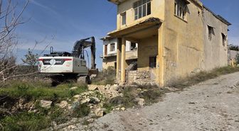 Mersin'in Akdeniz ilçesinde iki katlı metruk bina kontrollü şekilde yıkıldı