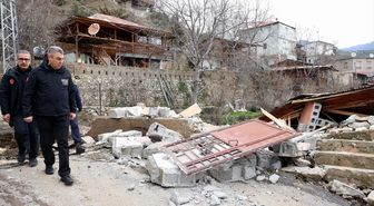 Mersin Valisi Atilla Toros, Mezitli ilçesinde heyelandan etkilenen mahalleyi inceledi