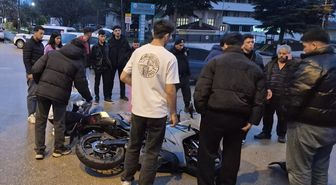 Merzifon'da hafif ticari araçla çarpışan motosikletteki 2 kişi yaralandı
