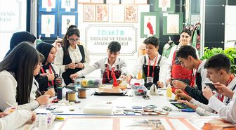 Meslek lisesi öğrencileri, geleneksel ve çağdaş tasarımı buluşturan koleksiyonla uluslararası ayakkabı fuarına katıldı